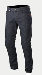 Alpinestars Copper Denim Hose, Motorradjeans, Dunkelblau, mit regulärer gerader Passform, klassischem Five-Pocket-Design mit kleinem roten Logo-Akzent an der Tasche und vorgeformter Beinkonstruktion für urbanes Fahren.