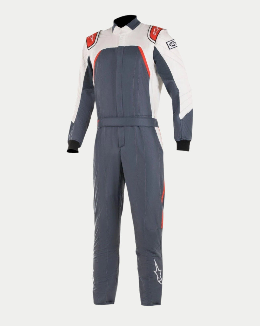 Alpinestars GP Pro Comp Bootcut Suit FIA, autoracepak, Asphalt White en Red, donkergrijze body met witte schouderpanelen en rode accenten, voorzien van Alpinestars-logo's op de schouders en benen, bootcut-pijpen, professioneel autosportontwerp