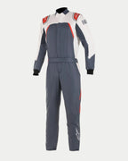 Alpinestars GP Pro Comp Bootcut Suit FIA, autoracepak, Asphalt White en Red, donkergrijze body met witte schouderpanelen en rode accenten, voorzien van Alpinestars-logo's op de schouders en benen, bootcut-pijpen, professioneel autosportontwerp