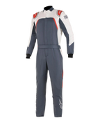 Alpinestars GP Pro Comp Bootcut Suit FIA, autoracepak, asfalt, wit en rood, eendelig motorsportpak met witte bovenborst en mouwen, rode schouderaccenten, donkergrijs asfalt lijf en bootcut-pijpen.