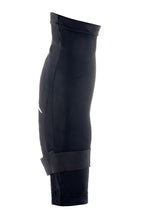 Genouillère Alpinestars Aria, vue de profil, manchon noir en mesh extensible avec sangle élastique inférieure et petit logo blanc, design enfilable respirant pour le VTT