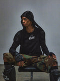 T-shirt Alpinestars RSRV Nucleon SS, noir avec logo RSRV blanc, porté avec pantalon camouflage et équipement de protection tactique