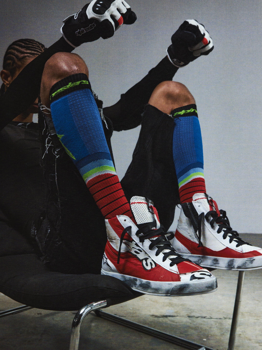 Alpinestars RSRV Legacy Shoe, chaussures streetwear premium, rouges, blanches et noires, portées avec chaussettes colorées à rayures bleues, vertes et rouges, style urbain lifestyle