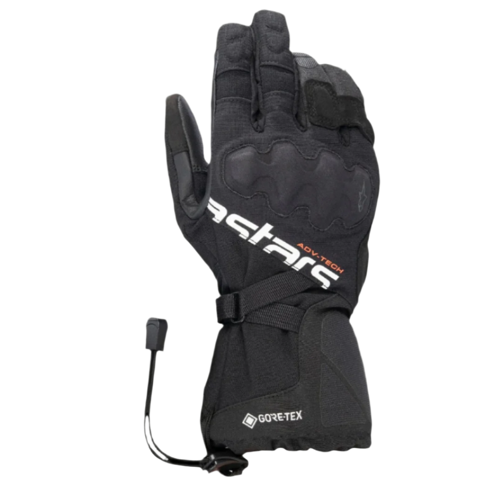 Alpinestars XT-5 GORE-TEX handschoenen, zwarte motorhandschoenen, met witte Astars-branding en oranje ADV-TECH tekst, lange manchet met bedekte knokkelbescherming, GORE-TEX logo en schokkoord sluiting, adventure touring uitrusting