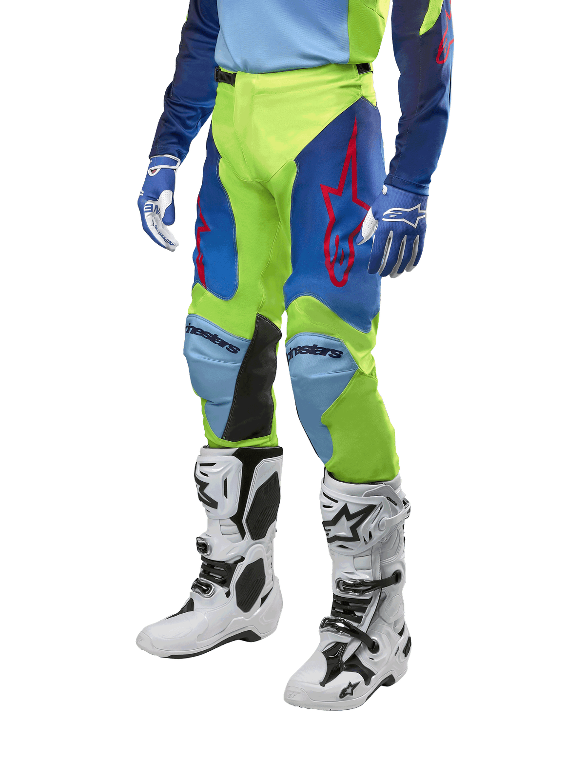 Alpinestars 2024 Racer Hoen broek, motorcrossbroek, fluogeel en donkerblauw, voorzien van rode sterlogo's en zwarte panelen aan de binnenkant van de knieën, gedragen met een bijpassende jersey en witte motorcrosslaarzen, technische uitrusting voor off-road racen