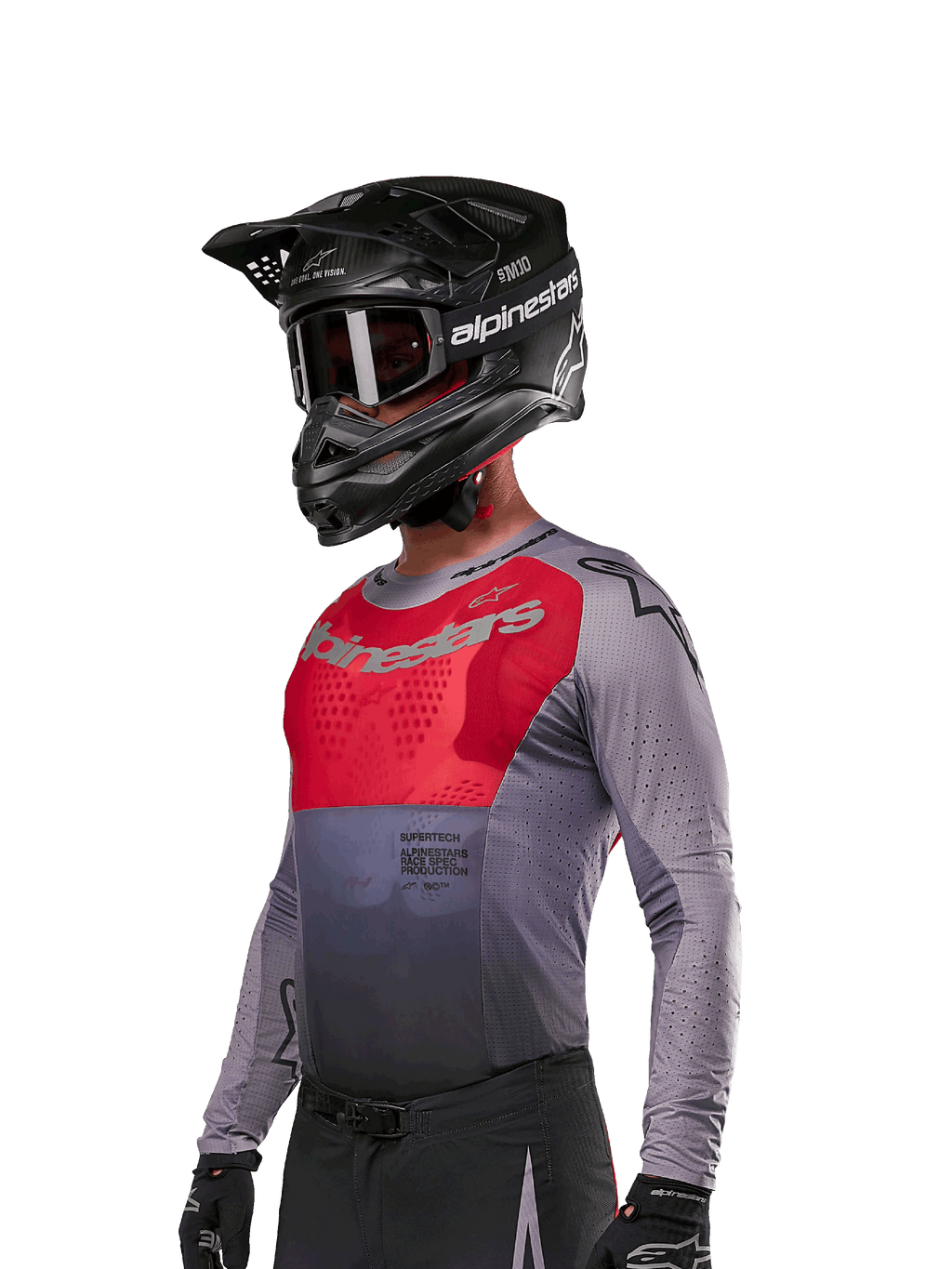 Alpinestars 2024 Supertech Dade Trikot, Motocross-Jersey, Iron Red Berry und Grau, langärmlig mit lasergeschnittenen Perforationen, getragen von einem Fahrer mit schwarzem Helm und Handschuhen, athletische Profi-Rennpassform