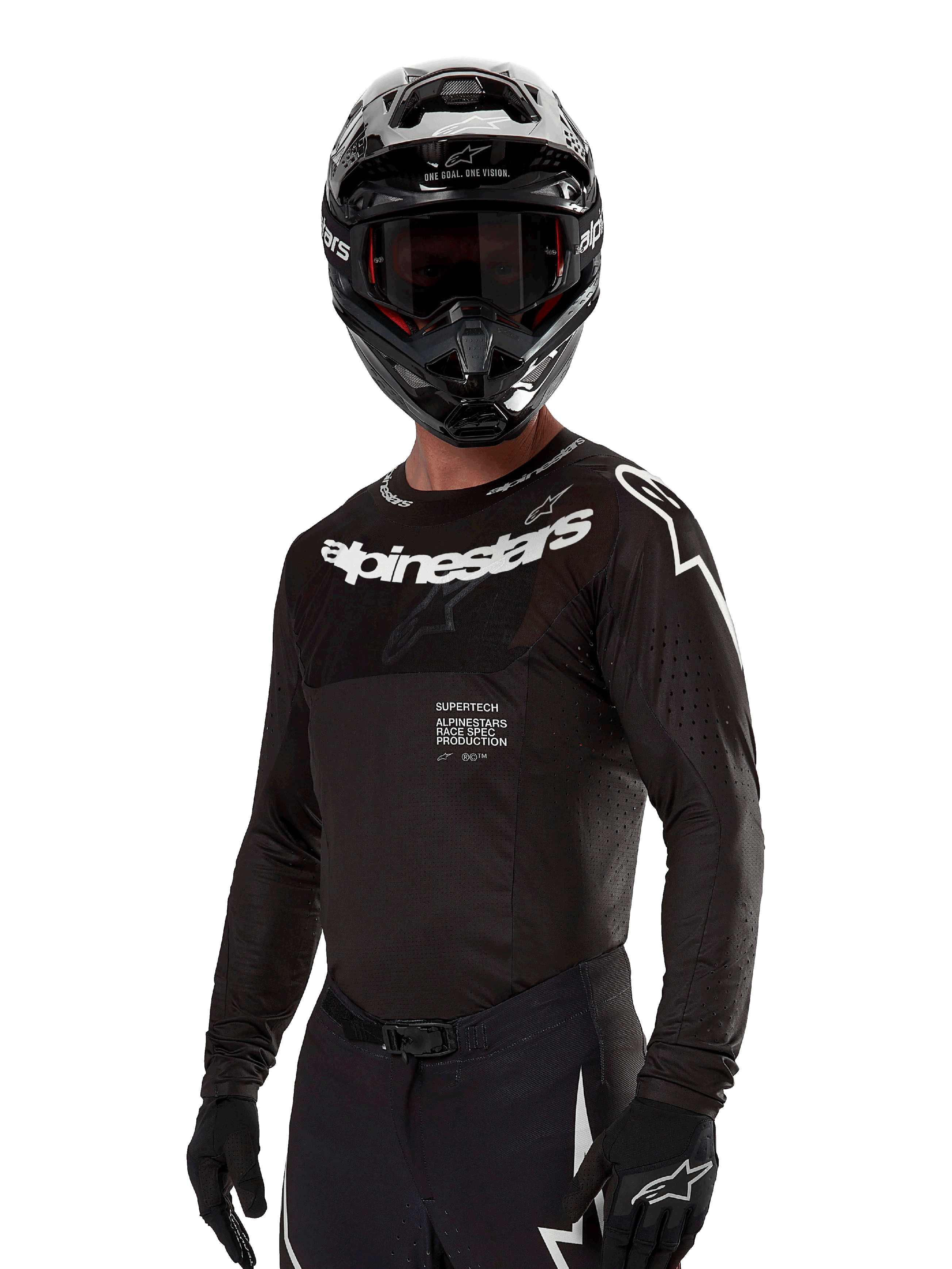Alpinestars 2024 Supertech Ward Trikot, Motocross-Trikot, Schwarz und Weiß, langärmelige Performance-Ausrüstung mit markantem Alpinestars-Branding, getragen mit passendem Helm und Handschuhen, athletische Passform für den Offroad-Sport