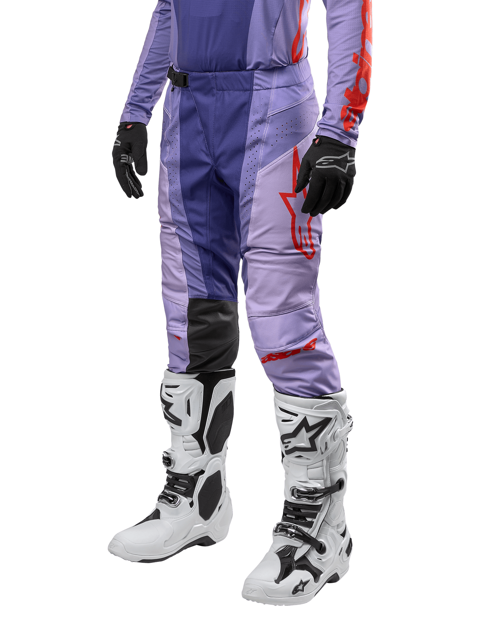 Alpinestars 2024 Techstar Ocuri Pants, pantalon de motocross, violet avec accents orange vif, logo rouge, porté avec des bottes blanches et noires et gants noirs, équipement de protection technique pour tout-terrain