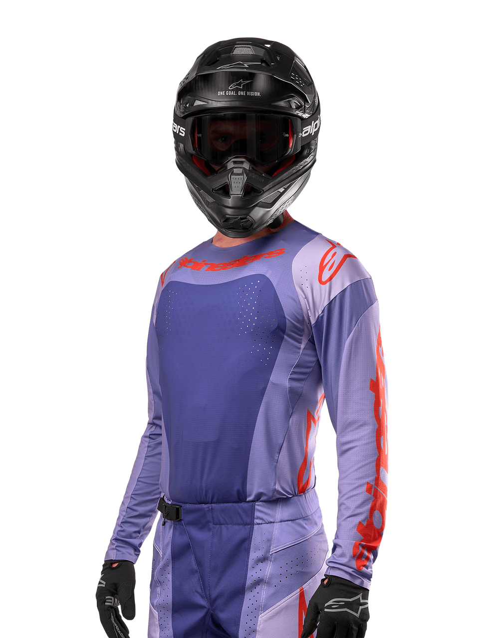 Maillot Alpinestars Techstar Ocuri 2024, maillot de motocross, violet et orange vif, à manches longues avec perforations découpées au laser pour la ventilation, coupe de course athlétique, porté avec un casque de motocross et des gants noirs