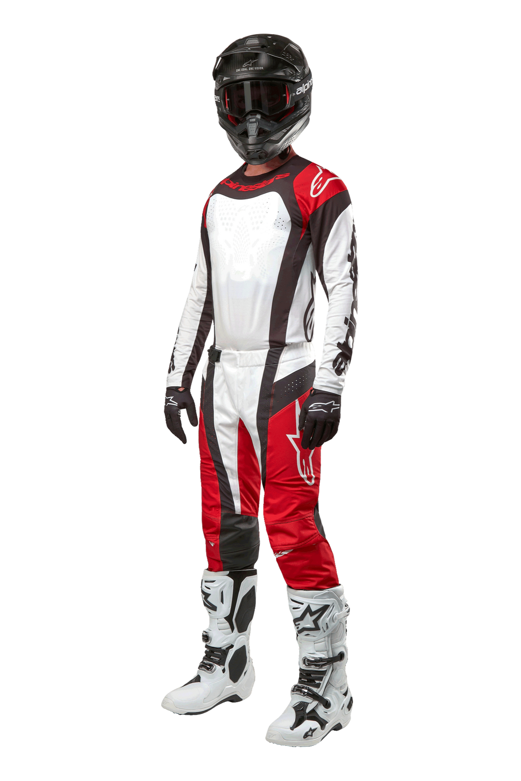 Pilote de motocross portant une tenue complète Alpinestars, pantalon Techstar Ocuri 2024 en rouge Mars, blanc et noir, maillot assorti, casque noir avec lunettes, gants noirs et blancs, et bottes de motocross blanches, tenue de course tout-terrain professionnelle