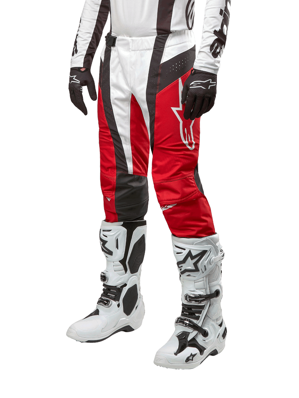 Alpinestars 2024 Techstar Ocuri Pants, pantalon de motocross, rouge Mars, blanc et noir, porté avec un maillot blanc et noir assorti, des gants noirs et des bottes de course blanches à boucles, équipement de protection technique sur fond blanc