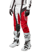 Alpinestars 2024 Techstar Ocuri Pants, pantalon de motocross, rouge Mars, blanc et noir, porté avec un maillot blanc et noir assorti, des gants noirs et des bottes de course blanches à boucles, équipement de protection technique sur fond blanc