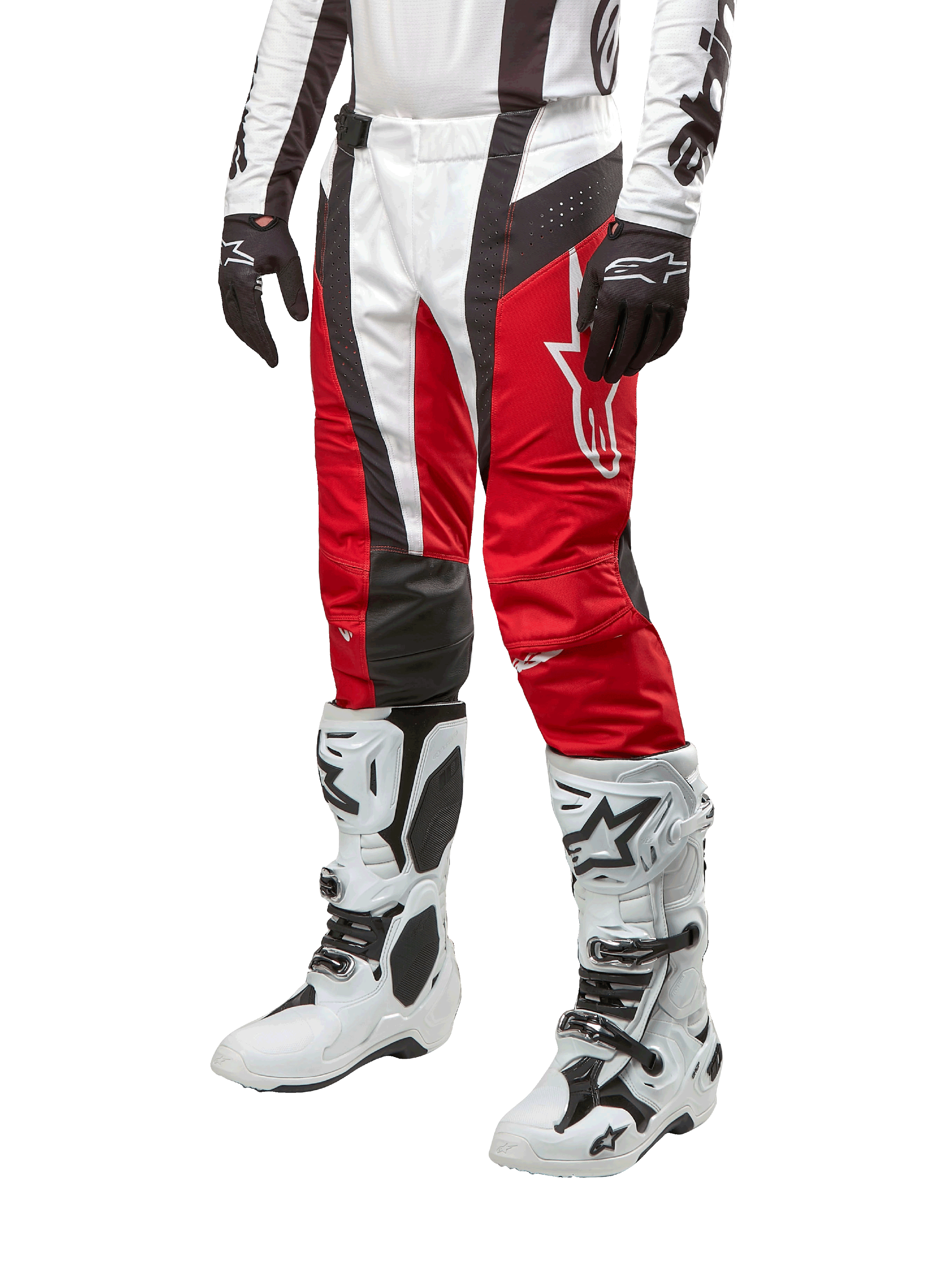 Alpinestars 2024 Techstar Ocuri Pants, pantalon de motocross, rouge Mars, blanc et noir, porté avec un maillot blanc et noir assorti, des gants noirs et des bottes de course blanches à boucles, équipement de protection technique sur fond blanc