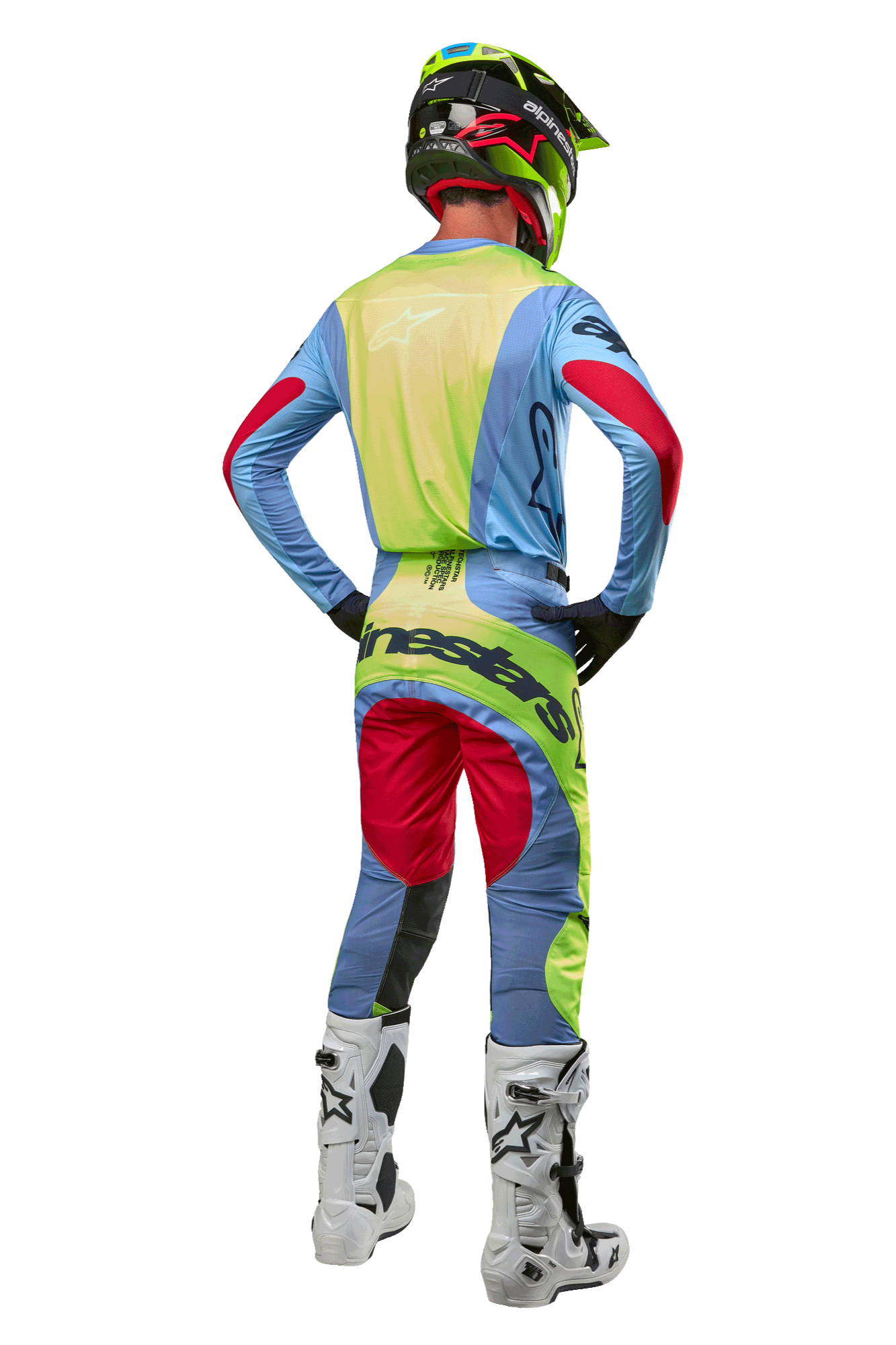 Motorcrosser van achteren gezien in 2024 Techstar Ocuri-broek en bijpassende jersey, lichtblauw, fluor geel en bessenrood, witte en zwarte laarzen, zwarte helm met neon accenten, gecoördineerde Alpinestars-uitrusting voor off-road racen