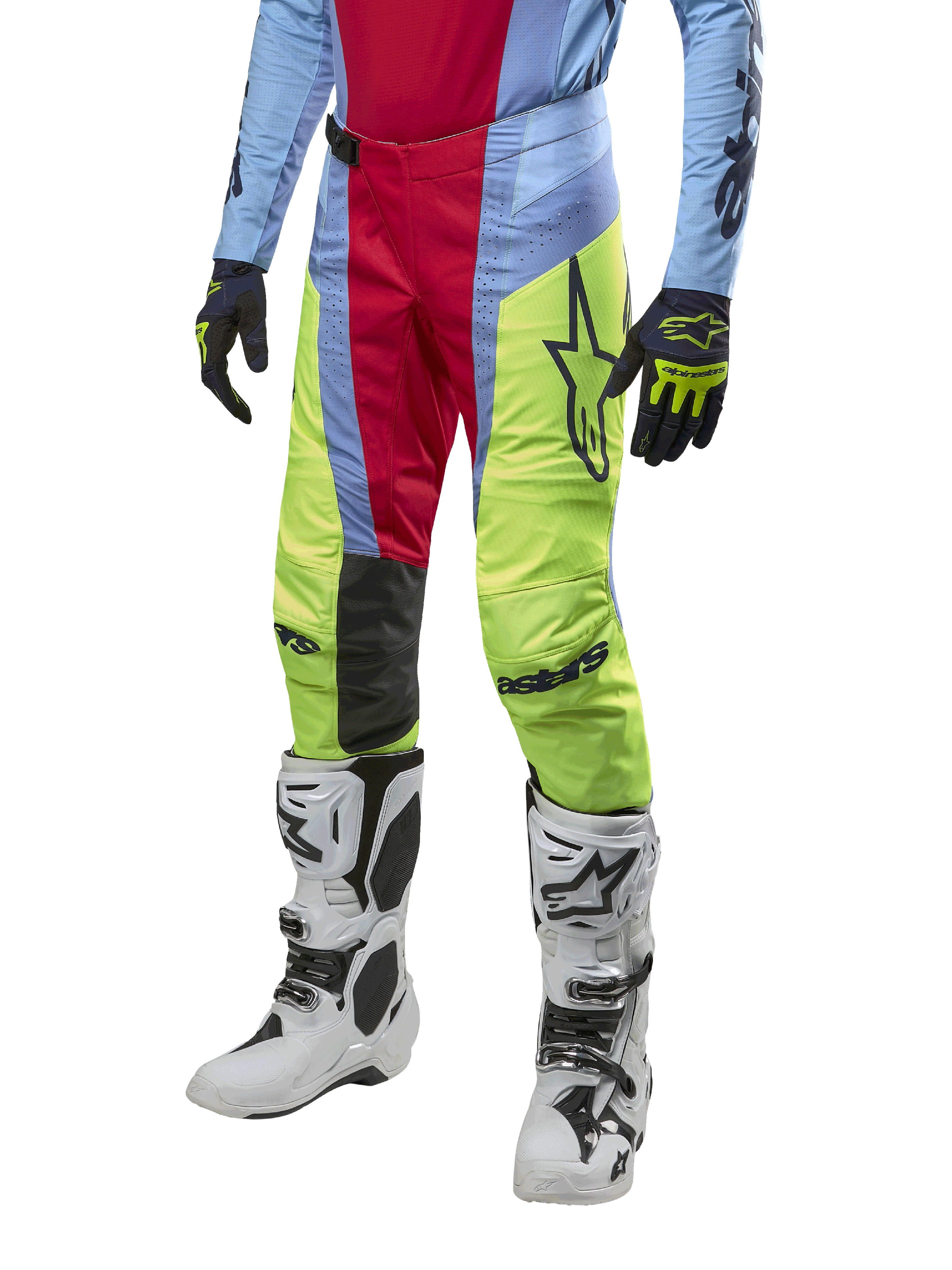 Alpinestars 2024 Techstar Ocuri crossbroek, motorcross broek, lichtblauw, bessenrood en neongeel, gedragen met bijpassende uitrusting en witte laarzen, voorzien van opvallende Astars-branding en een prestatiegerichte racepasvorm.