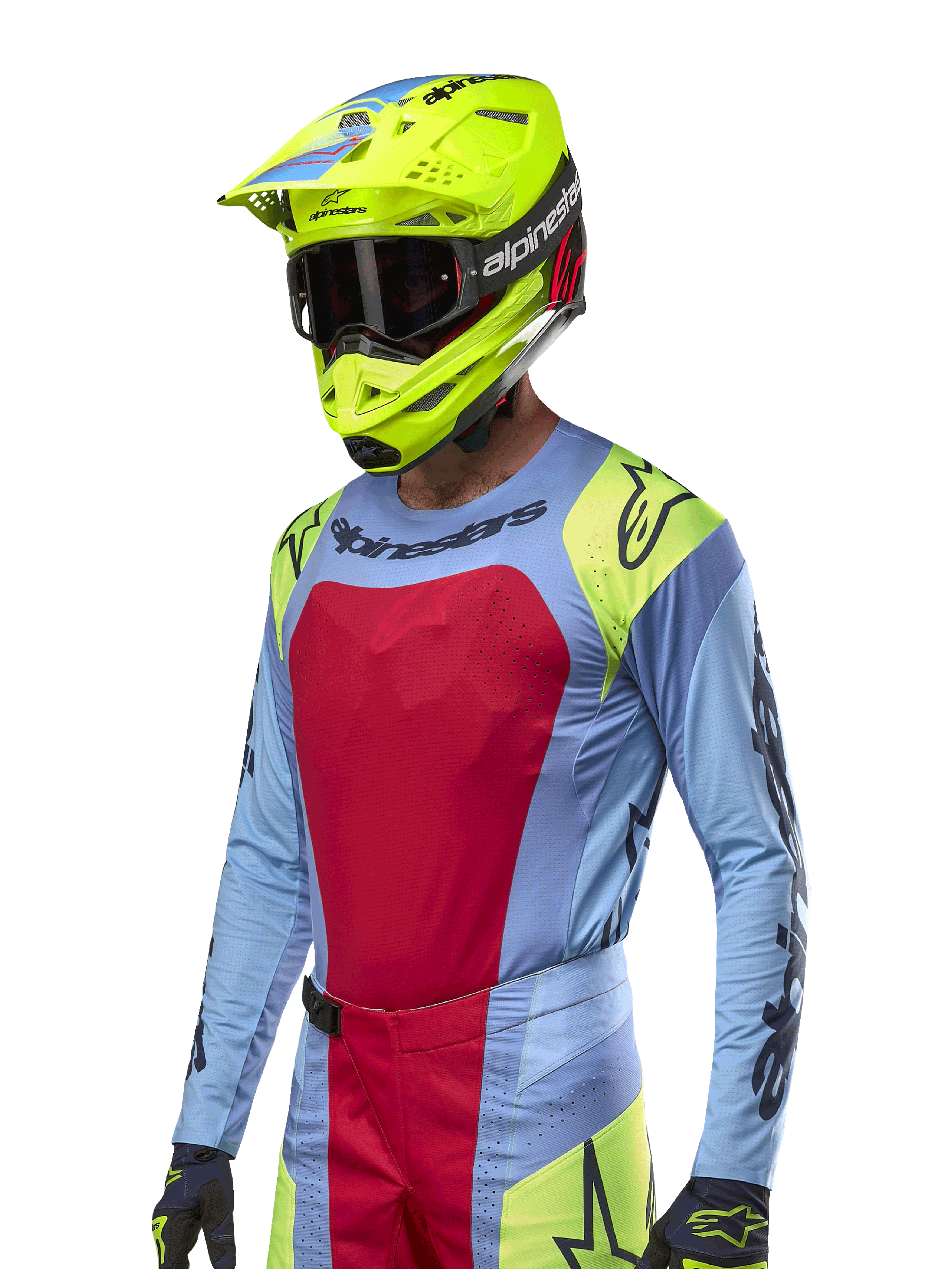 Alpinestars 2024 Techstar Ocuri Jersey, motorcross raceshirt, lichtblauw met rode en neongele accenten, gedragen met bijpassende neongele helm en zwarte crossbril, voorzien van zwarte Alpinestars-logo's op de borst en schouders, atletisch race-geïnspireerd ontwerp voor off-road prestaties