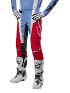Alpinestars Techstar Ocuri Pants 2024, pantalon de motocross, bleu clair, rouge Mars et blanc, porté avec un maillot bleu clair et des bottes blanches, avec logo étoile sur la cuisse et genoux renforcés, équipement de course tout-terrain complet