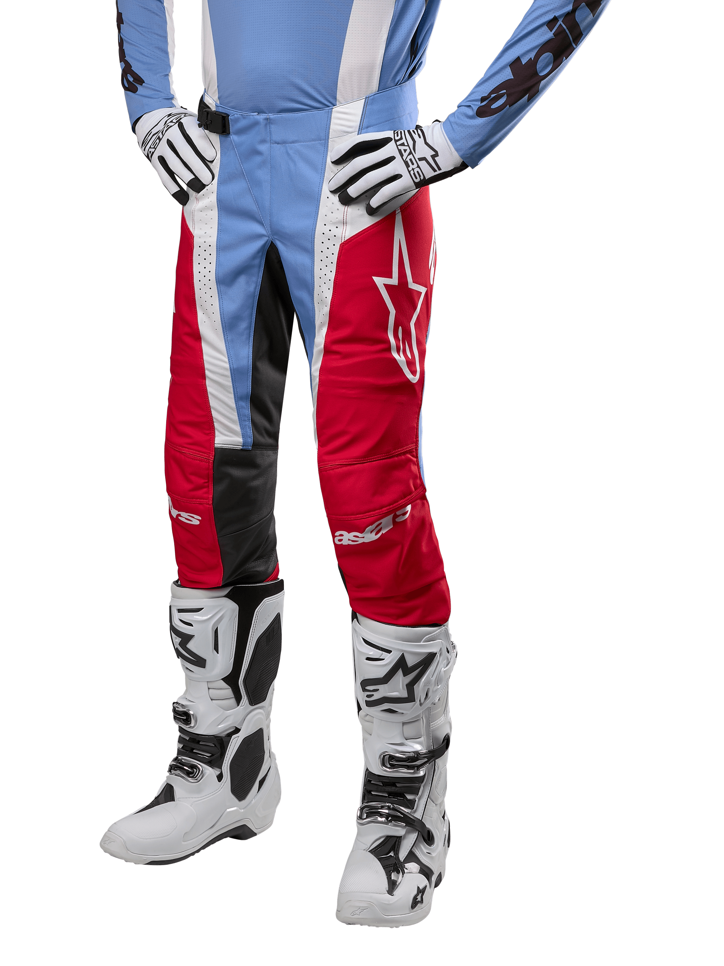 Alpinestars Techstar Ocuri Pants 2024, pantalon de motocross, bleu clair, rouge Mars et blanc, porté avec un maillot bleu clair et des bottes blanches, avec logo étoile sur la cuisse et genoux renforcés, équipement de course tout-terrain complet