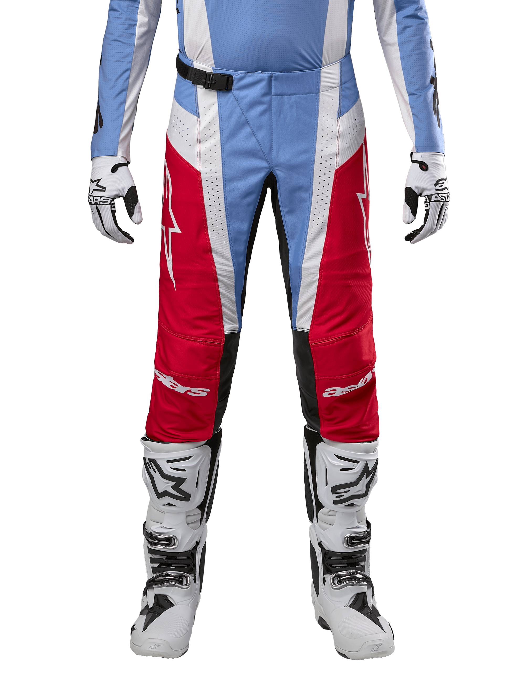 Alpinestars Techstar Ocuri Pants 2024, pantalon de motocross, bleu clair, rouge Mars et blanc, vue de face à partir de la taille, associé à des bottes et des gants de motocross blancs et noirs, équipement technique conçu pour la course tout-terrain haute performance.