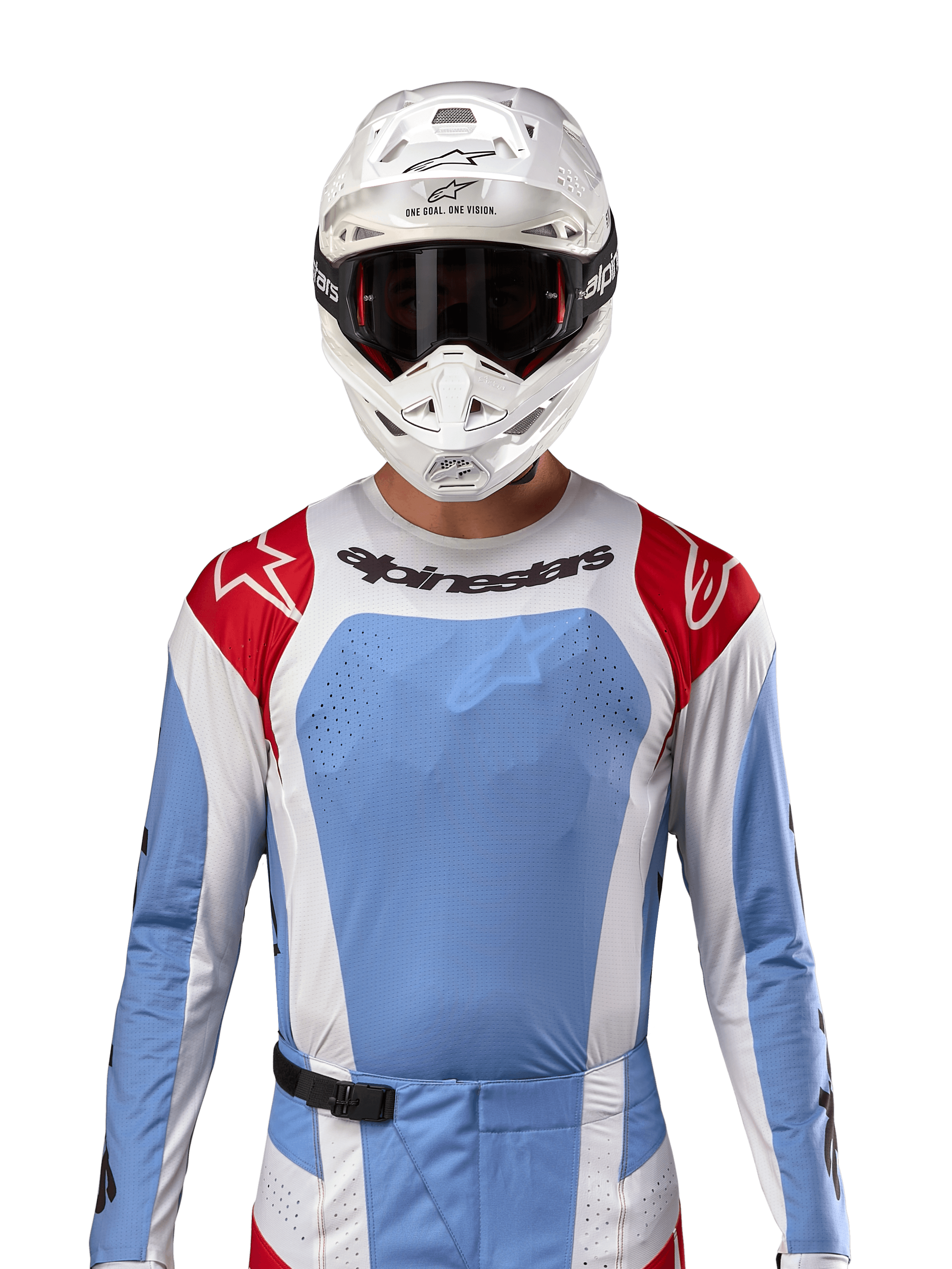 Maillot Alpinestars Techstar Ocuri 2024, maillot de motocross, bleu clair, rouge Mars et blanc, vue de face avec ventilation découpée au laser et coupe athlétique, porté avec un casque blanc et des lunettes pour un look de course tout-terrain professionnel