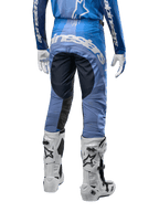 Alpinestars 2024 Techstar Pneuma Hose, Motocross-Hose, Dunkelblau und Hellblau, Rückansicht mit markantem weißem Branding am Gesäß und verstärkten schwarzen Einsätzen, kombiniert mit weißen Tech 10 Motocross-Stiefeln.