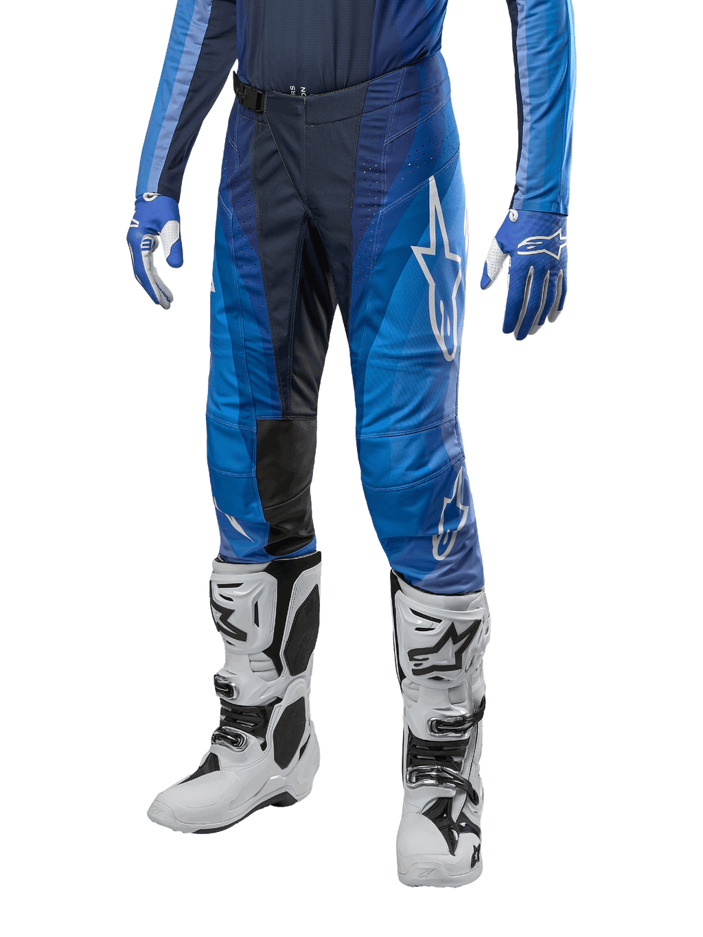 Alpinestars 2024 Techstar Pneuma Hose, Motocross-Hose, Dunkelblau und Hellblau, getragen mit passendem blauem Trikot und weißen Stiefeln, mit weißem Logo auf dem Oberschenkel, strukturierten Griffbereichen, elegantes sportliches Design für den Offroad-Rennsport