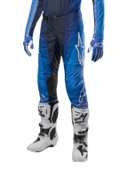 Alpinestars 2024 Techstar Pneuma Hose, Motocross-Hose, Dunkelblau und Hellblau, getragen mit passendem blauem Trikot und weißen Stiefeln, mit weißem Logo auf dem Oberschenkel, strukturierten Griffbereichen, elegantes sportliches Design für den Offroad-Rennsport