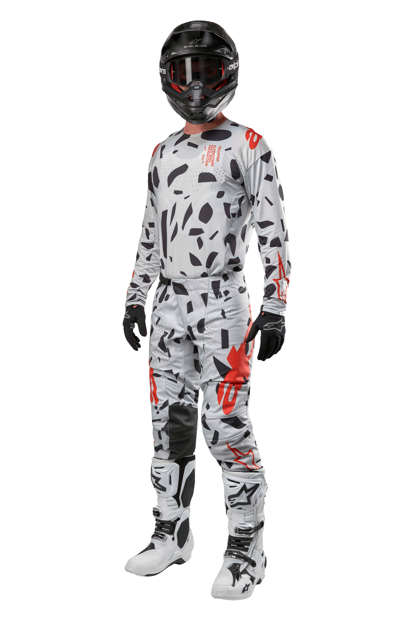 Pantalon Alpinestars Techstar Rantera 2024, pantalon de motocross, camouflage gris, porté avec un maillot assorti, un casque noir et des bottes blanches et noires, avec des motifs abstraits noirs et des accents rouges, équipement complet de course tout-terrain