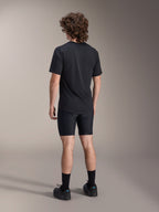 Alpinestars A-Dura Liner Shorts, zwarte fiets-linershorts, achteraanzicht op model, nauwsluitende stretchstof met zichtbare naden van de zeemvulling, gecombineerd met een zwart t-shirt en fietsschoenen, mountainbikekleding