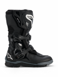 Alpinestars Corozal V2 Adventure Drystar® laarzen, zwarte robuuste adventure motorlaars, witte Alpinestars-logo's op het scheenbeen en de hiel, twee verstelbare polymeer gespen, duurzame multi-materiaal constructie ontworpen voor all-terrain rijden