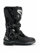Alpinestars Corozal V2 Adventure Drystar® laarzen, zwarte robuuste adventure motorlaars, witte Alpinestars-logo's op het scheenbeen en de hiel, twee verstelbare polymeer gespen, duurzame multi-materiaal constructie ontworpen voor all-terrain rijden