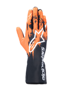 Gants Alpinestars Tech-1 K V3, gants de karting, noir, orange et blanc, dotés d'un design graphique sublimé avec des motifs de coups de pinceau orange sur une base noire, grand logo Astar blanc sur le dessus, texte Alpinestars vertical sur la manchette, équipement de karting professionnel