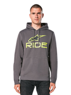 Alpinestars Ride Hoodie V 3, antracietgrijze pullover hoodie met limoengroen RIDE-logo, voorzien van een kangoeroezak aan de voorzijde en een capuchon met trekkoord, casual op motorsport geïnspireerde streetwear