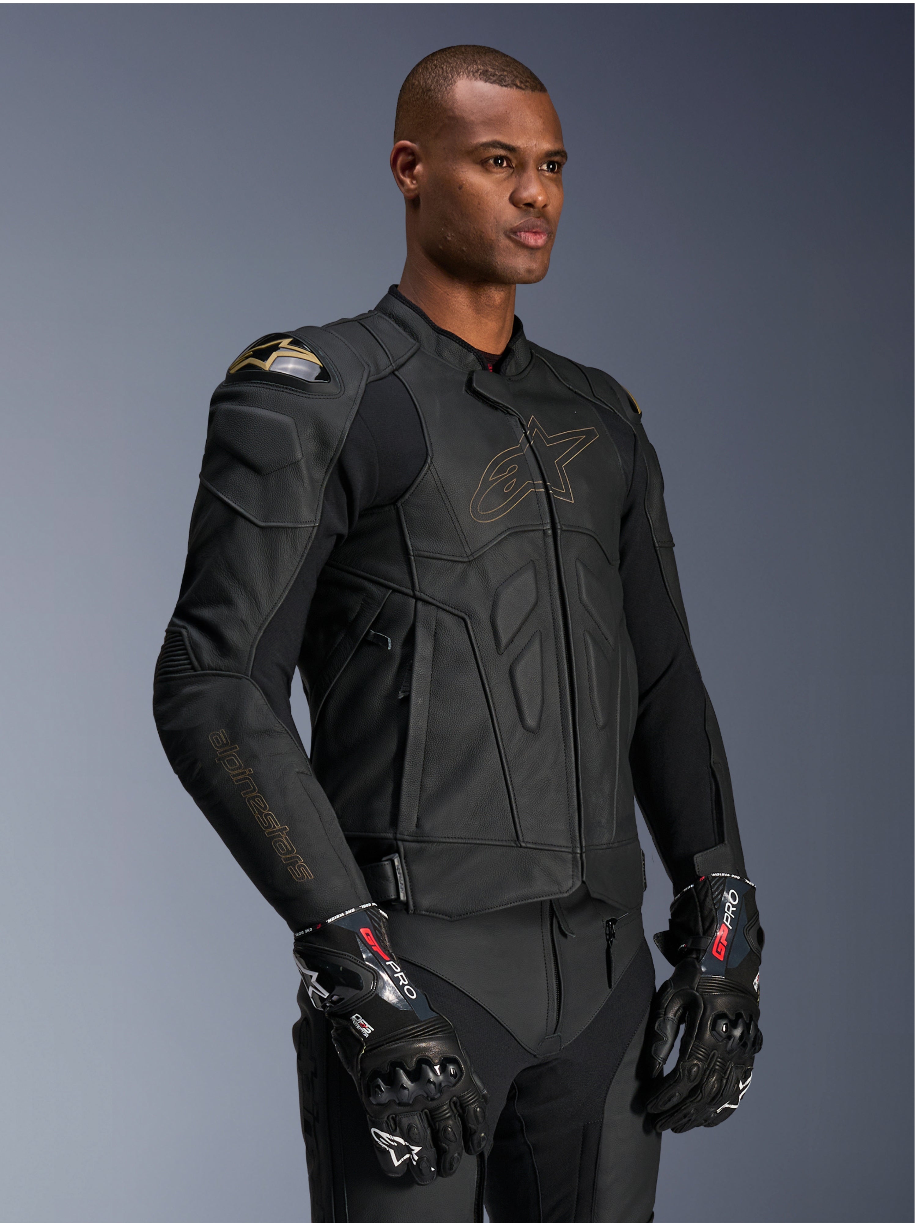 Alpinestars veste en cuir Dusk, blouson de moto noir et doré pour homme, protection d'épaule DFS et gants GP Pro.