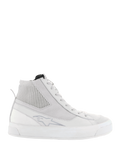 Alpinestars Stella Stated Podium schoenen, hoge motorsneakers voor dames, wit en lichtgrijs, dikke witte gevulkaniseerde zool, geribbeld textiel enkelpaneel, vetersluiting en subtiel logo, retro urban skate-geïnspireerd ontwerp