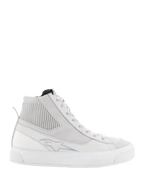 Alpinestars Stella Stated Podium schoenen, hoge motorsneakers voor dames, wit en lichtgrijs, dikke witte gevulkaniseerde zool, geribbeld textiel enkelpaneel, vetersluiting en subtiel logo, retro urban skate-geïnspireerd ontwerp
