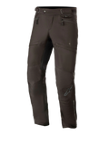 Alpinestars AST-1 V2 Waterproof Pants Long, schwarze Motorrad-Tourenhose, Hüfttaschen mit Reißverschluss, verstellbare Taillenriemen, vorgeformte Beine mit verstärkten Knieeinsätzen, dezentes graues Logo am Schienbein, strapazierfähige Textilkonstruktion für den Allwetter-Straßeneinsatz