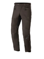 Alpinestars AST-1 V2 Waterproof Pants Long, schwarze Motorrad-Tourenhose, Hüfttaschen mit Reißverschluss, verstellbare Taillenriemen, vorgeformte Beine mit verstärkten Knieeinsätzen, dezentes graues Logo am Schienbein, strapazierfähige Textilkonstruktion für den Allwetter-Straßeneinsatz