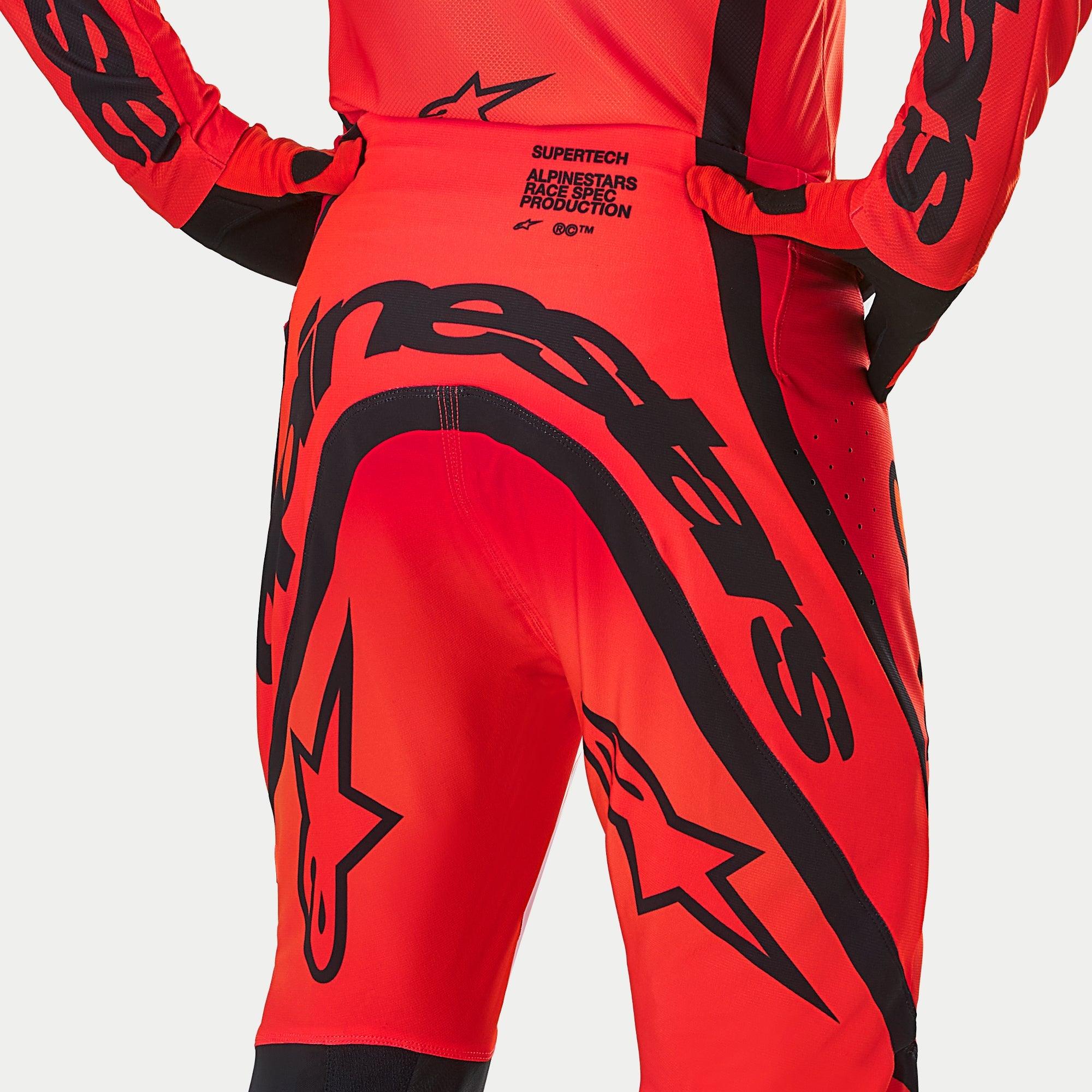 Pantalon Alpinestars Supertech Ember LE, pantalon de motocross, rouge fluo et rouge vif avec motifs noirs, vue arrière mettant en valeur le marquage audacieux et le texte « Race Spec Production » dans le bas du dos, conception technique pour la course tout-terrain