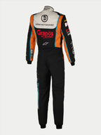 Alpinestars Tech Vision V3 Maßanzug, Rückansicht eines personalisierten Autorennen-Anzugs, Schwarz und Orange mit weißem oberem Rückenbereich, mit individuellen „Dörr Motorsport“ und „Grapos“ Sponsor-Logos, hellblaue Akzente, professionelle FIA/SFI-zertifizierte Rennausrüstung