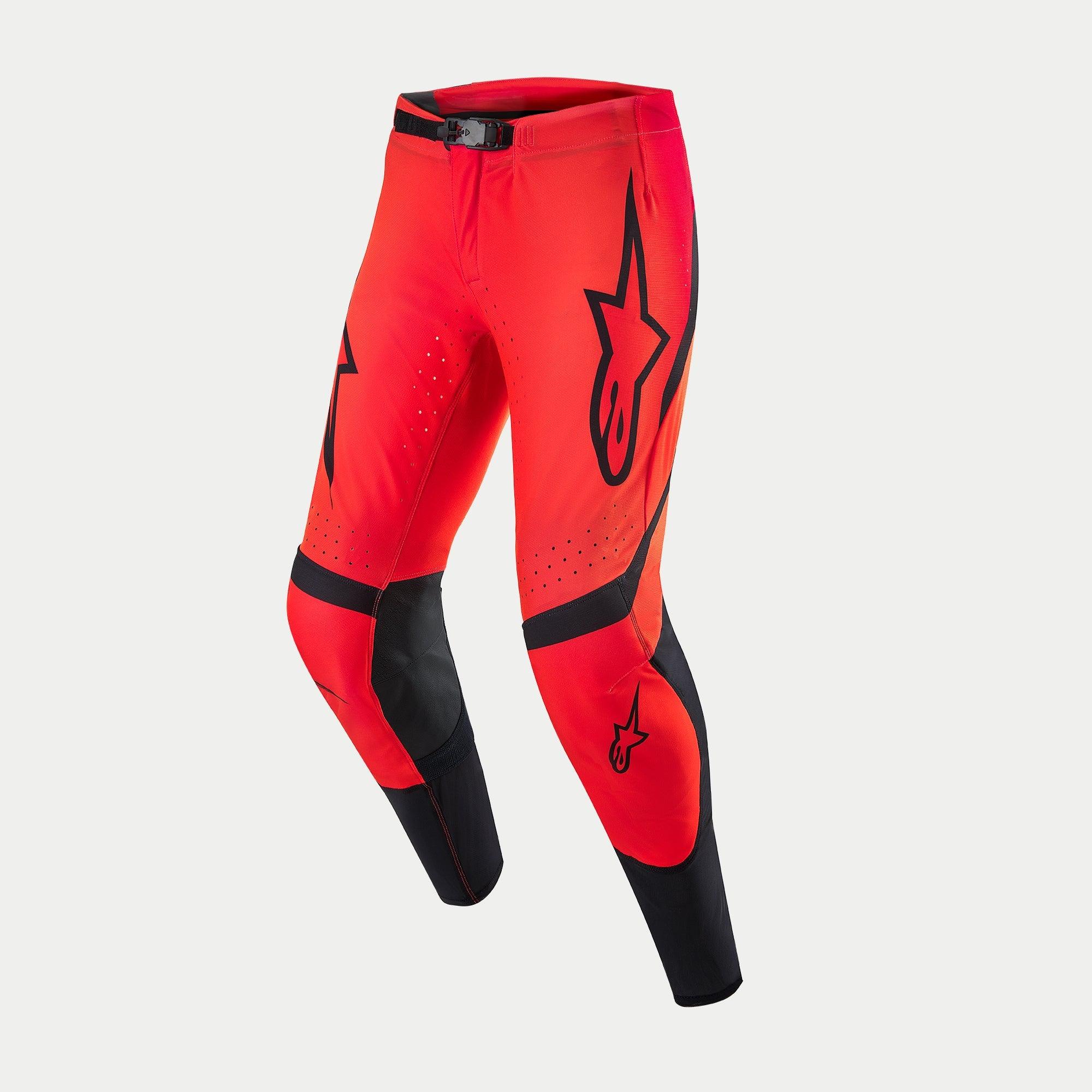 Alpinestars Supertech Ember LE Pants, pantalon de motocross, rouge fluo et rouge vif avec accents noirs, logos Alpinestars imposants sur les cuisses, zones perforées pour la ventilation et panneaux noirs sur l'intérieur des jambes et les tibias, équipement haute performance pour la course tout-terrain
