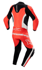 Alpinestars GP Force Lurv 1-delig leren pak, fluo rood, wit en zwart, achteraanzicht met een aerodynamische rugbult, witte geperforeerde leren panelen en opvallende witte Alpinestars-branding op de onderrug, professioneel motorracepak met accordeon stretchpanelen.