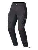 Alpinestars Actea damesbroek, zwarte motorbroek, technisch wegontwerp met cargo-zijzakken voorzien van een wit A-star logo, rode MO.ST.EQ-branding op de knie, geïntegreerde tailleriem en een moderne toelopende pasvorm