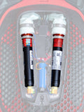 Kit de cartouches de remplacement Alpinestars Tech-Air 7X & Off-Road, cartouches de remplacement pour airbag, noir avec dessus blancs et bandes orange, deux cartouches d'argon illustrées installées dans un système d'airbag électronique à motif alvéolé rouge et noir avec câblage coloré