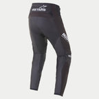Alpinestars 2021 Techstar Phantom Hose, Motocross-Hose, Schwarz und Weiß, Rückansicht mit weißem ASTARS-Branding am Bund und am Oberschenkel, anthrazitfarbene strukturierte Mesh-Einsätze an den Beinen, Performance-Race-Fit-Design