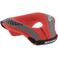Alpinestars Youth Sequence Neck Roll, protection cervicale de motocross, rouge et gris, avec rembourrage en mesh rouge, accents gris et sangle noire, détails de logo et marquage blancs, protection ergonomique pour jeunes pilotes