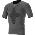 Alpinestars Roost Base Layer Top, haut technique à manches courtes noir anthracite, tissu côtelé texturé avec motif géométrique noir, coupe athlétique ajustée pour le motocross et le tout-terrain